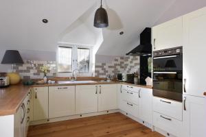 Η κουζίνα ή μικρή κουζίνα στο Tranquil Cornish retreat close to Port Isaac beaches and moor