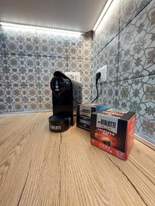 uma sala com caixas no chão e uma parede em DA me MAE em La Spezia