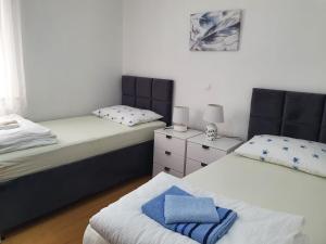 1 Schlafzimmer mit 2 Betten und einem Nachttisch in der Unterkunft Villa Domane Mario in Neum