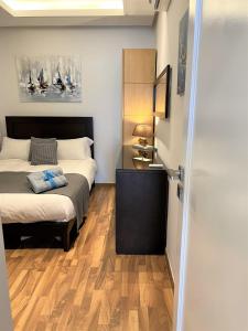 Postel nebo postele na pokoji v ubytování Beachfront Chalet in Aqualand Resort - Batroun + 27 fotografií