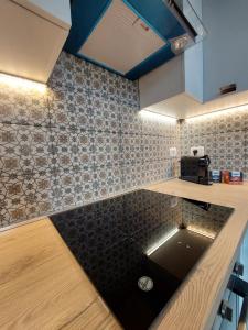 uma cozinha com um balcão com um lavatório em DA me MAE em La Spezia mais 23 fotografias