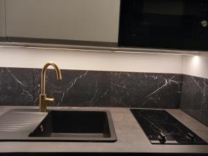 a kitchen sink with a faucet and a counter top at Le Cocon Vert in Rueil-Malmaison