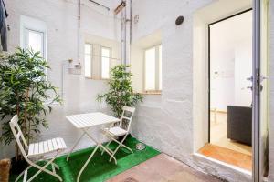 patio ze stołem, krzesłami i roślinami w obiekcie Cosy interior ground floor in Barrio Salamanca-BOC5 w Madrycie