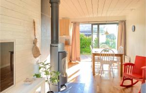 uma cozinha com um fogão e uma sala de jantar em 3 Bedroom Nice Home In Burgsvik em Burgsvik