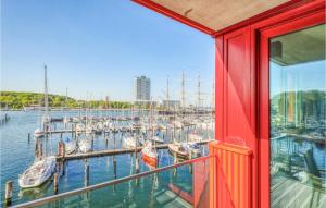 Blick auf einen Yachthafen mit Booten im Wasser in der Unterkunft Passatvilla - Apartment 5 in Travemünde