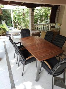 drewniany stół i krzesła na patio w obiekcie Old House - Ferienhaus w mieście Selce