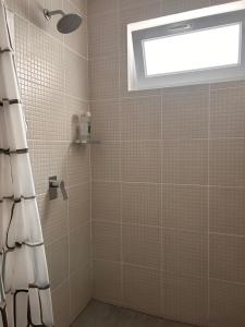 un bagno con doccia con finestra di Habitación privada con baño a Lima Altre 7 foto