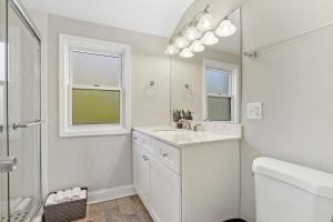 Phòng tắm tại 3BR Sunny and Spacious Chicago Apartment - Carmen 5640 & 5641 rep