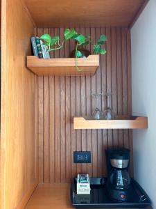 una cucina con macchinetta del caffè su una mensola di Habitación privada con baño a Lima