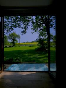 una puerta abierta con vistas a un patio en Chata Morgana, en Bolków