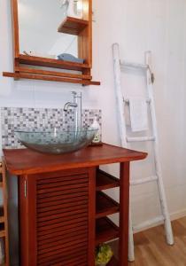 a bathroom with a bowl sink on a wooden table at La Palme de Retz in Pornic