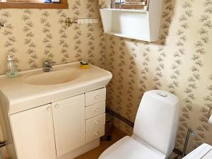 un baño con lavabo e inodoro en 7 person holiday home in ÄLGARÅS-By Traum, en Skagen 35 fotos más