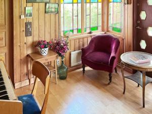 sala de estar con silla, mesa y piano en 7 person holiday home in ÄLGARÅS-By Traum, en Skagen