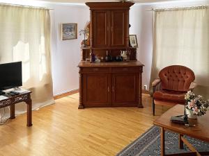 sala de estar con armario y silla en 7 person holiday home in ÄLGARÅS-By Traum, en Skagen