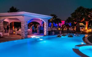 una grande piscina in un resort di notte di Crown Royal Luxury Villa Estates a Città di Rodi