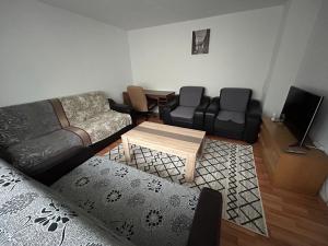 - un salon avec un canapé, une table et des chaises dans l'établissement Casa Vidra, à Vidra