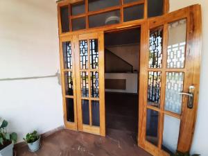 una puerta abierta a una habitación en Pensao do Viajante en Chimoio