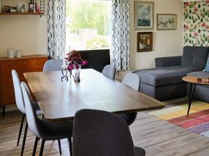 comedor con mesa de madera y sillas en Holiday home VARBERG XXI en Varberg