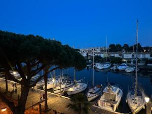 Fotografia z galérie ubytovania Duplex meublé avec terrasse dans résidence avec piscine v destinácii Cap d'Agde