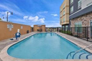 una piscina en un complejo de apartamentos en Fairfield by Marriott Inn & Suites Knoxville Airport Alcoa en Alcoa