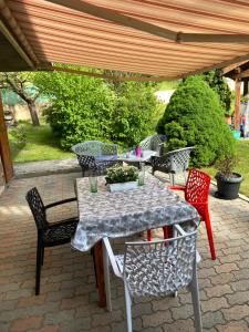 a table and chairs on a patio under a canopy at Bel Appartement modernisé - 4 pers- Terrasse ensoleillée in Villar-Saint-Pancrace
