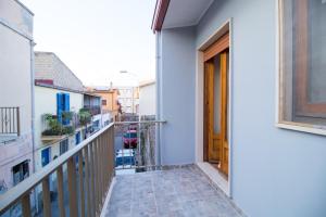 balcone con porta e vista su una strada di Casa Wendy a SantʼAntìoco