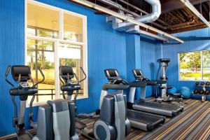 un gimnasio con paredes azules y máquinas de correr en Aloft Ontario-Rancho Cucamonga, en Rancho Cucamonga