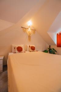 - une chambre avec un lit blanc et 2 oreillers dans l'établissement Latte Villas, à Sapanca