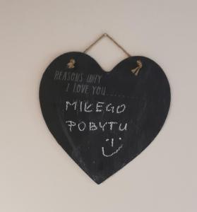 een hartvormig teken dat zegt therapeuten waarom ik van je hou miloco polijst bij Mieszkanie dwupokojowe na wsi w domu dwurodzinnym in Postomino