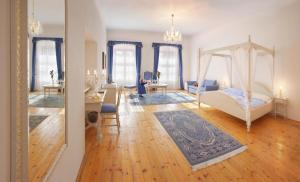 Rúm í herbergi á Hotel Růže