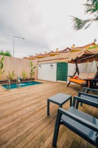 un patio avec deux chaises et une piscine dans l'établissement Latte Villas, à Sapanca