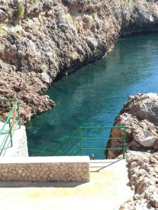 eine Treppe, die zu einem Wasserkörper führt in der Unterkunft Casa Tequi a 200mt dal mare in Terrasini