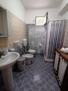 ein Bad mit einem Waschbecken, einem WC und einer Dusche in der Unterkunft Casa Tequi a 200mt dal mare in Terrasini