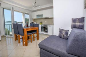 Kuchyň nebo kuchyňský kout v ubytování Apartments Silvana
