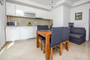 Kuchyň nebo kuchyňský kout v ubytování Apartments Silvana