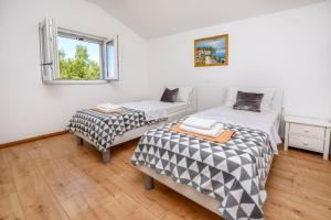Postel nebo postele na pokoji v ubytování Apartments Silvana