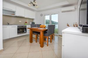 Kuchyň nebo kuchyňský kout v ubytování Apartments Silvana
