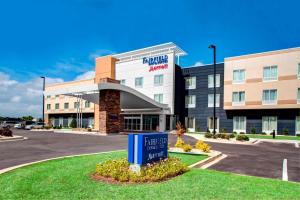 un edificio de hotel con un cartel delante en Fairfield Inn & Suites by Marriott Douglas en Douglas