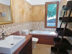 a bathroom with a tub and a toilet and a sink at Casa Amagante, en Hoyo de Mazo in Villa de Mazo +21 photos
