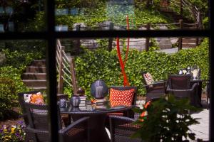 una mesa y sillas en un jardín con vistas en The Baronette Renaissance Detroit-Novi Hotel, en Novi