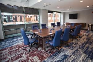 BLU-Tique, Akron, a Tribute Portfolio Hotel في أكرون: قاعة اجتماعات مع طاولة طويلة وكراسي زرقاء