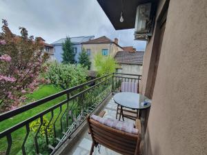 balcón con mesa y sillas en IRIS Apartments, en Bitola