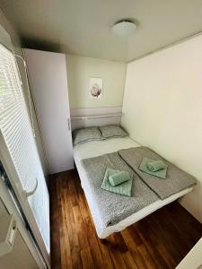 Postel nebo postele na pokoji v ubytování Mobile home SIMS