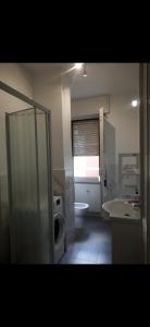 uma casa de banho com um chuveiro, um WC e um lavatório. em Appartamento Verde em Udine