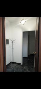 um corredor com um quarto com uma cruz na parede em Appartamento Verde em Udine