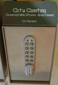 un mando a distancia que sobresale de una caja en City Center Comfortable Studio Apartment, en Kavala