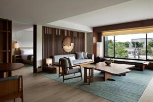 Posezení v ubytování HOTEL THE MITSUI KYOTO, a Luxury Collection Hotel & Spa