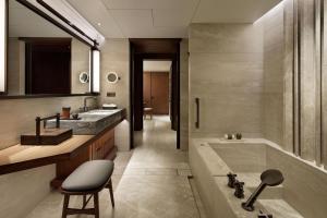 Koupelna v ubytování HOTEL THE MITSUI KYOTO, a Luxury Collection Hotel & Spa