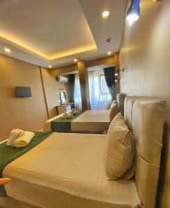 ein Hotelzimmer mit 2 Betten und einem Fenster in der Unterkunft Ulubat Castle Hotel in Istanbul