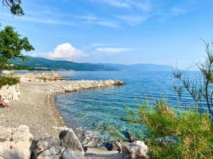 einen Strand mit Felsen und Wasser an einem sonnigen Tag in der Unterkunft Villa Theresa in Donji Zagon